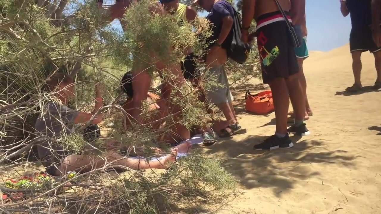 Los turistas británicos deben DEJAR de tener relaciones sexuales con extraños en las dunas de arena de Gran Canaria porque están dañando plantas y arbustos raros, dicen los científicos